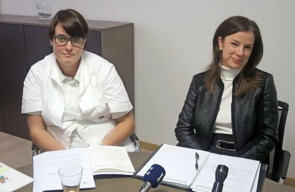 Nova strokovna vodja doma Ana Ogrič Lapajne (levo) in 
direktorica, zdravnica mag. Urška Močnik.

 