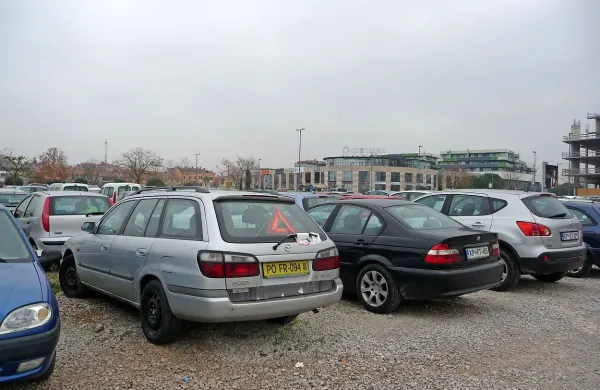 Siva mazda zaseda parkirni prostor  že več kot tri mesece. Če bodo koprski redarji ugotovili, da ji  je potekla registracija, utegne  
končati na deponiji za zapuščena vozila.   Lastnika, ki ga sicer še iščejo, pa že čaka globa     80 evrov.