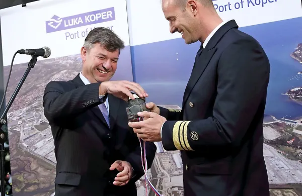  Direktor uprave za pomorstvo Jadran Klinec je ministru 
Gašperšiču predal stekleno posodo, v kateri je bil mulj iz 
poglabljanja. S tem sta simbolično zaokrožila projekt poglabljanja morskega dna v pristanišču. Luški del je stal 8,3 
milijona evrov, plovni kanal pod okriljem uprave za pomorstvo 
pa 9,2 milijona, za sofinanciranje so oboji dobili evropski 
denar.

 