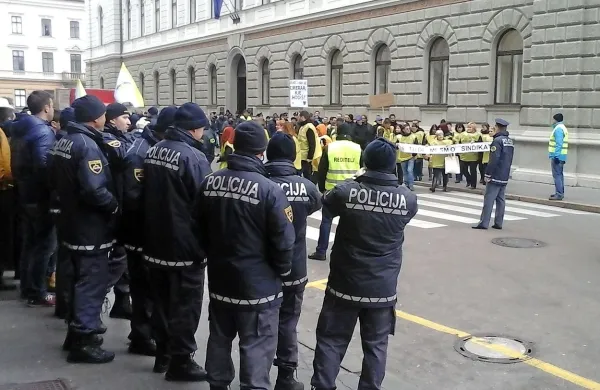 Množica policistov pred vlado o svojih zahtevah