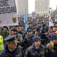 Množica uniformiranih policistov se je zbrala pred  vladnim 
poslopjem in se nato odpravila še pred parlament in finančno 
ministrstvo. Po navedbah organizatorjev jih je bilo blizu 
3000.