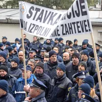 Množica policistov pred vlado o svojih zahtevah