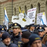 Množica policistov pred vlado o svojih zahtevah
