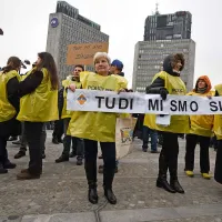 Množica policistov pred vlado o svojih zahtevah