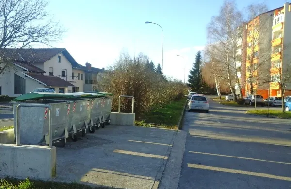 Ob blokih smeti še vedno odlagajo po starem, saj novih 
zabojnikov za ločeno zbiranje še nimajo.