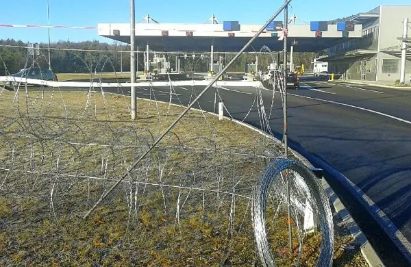 Na mejnem prehodu Starod so žico potegnili vse do ceste.