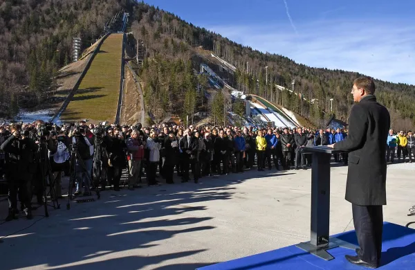 Po današnjem uradnem odprtju Nordijskega centra Planica  
bodo vanj v soboto lahko  vstopili tudi prvi obiskovalci, ki se 
bodo lahko po skakalnici spustili po jeklenici.