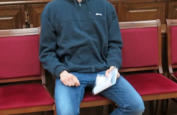 V sredo bo koprska okrožna sodnica Meri Mikac razglasila 
sodbo Ivanu Cernicu (na fotografiji), zamejskemu Slovencu, 
ki mu specializirano državno tožilstvo očita terorizem, neupravičeno proizvodnjo in promet s prepovedanimi drogami in 
ponarejanje listin.