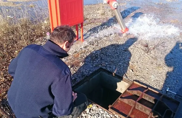 Iz odlomljenega hidrantnega priključka je voda brizgala le pri 
tleh, če bi priključek odlomil v celoti, bi imeli v Divači prvi javni 
vodomet.