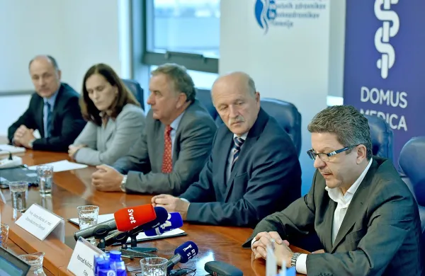Šefi zdravniških organizacij so predsedniku vlade sporočili, 
naj prekine agonijo v zdravstvu in razreši zdravstveno ministrico, ali pa sam odstopi.