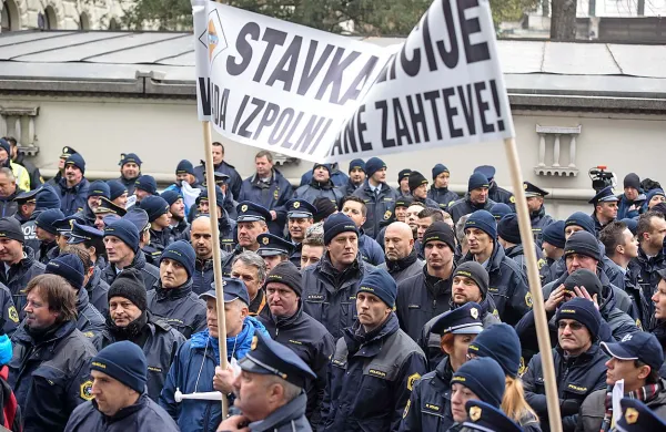 Policisti  vladi: Pripravljeni smo  na dolgo bitko