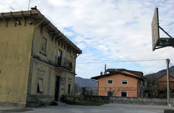 Za obnovo stare šole ni denarja, igrišče bodo preplastili.