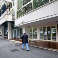 Mimoidoči v praznično razsvetljenem Portorožu zrejo v prazne izložbe v pritličju hotela; če bi jih vsaj praznično okrasili, ne bi toliko bodle v oči.

