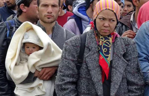  Številni begunci in migranti so se za prihod na staro celino 
odločili tudi zaradi napovedi nemške kanclerke Angele Merkel, da bo Nemčija odprla vrata za vse, ki bežijo pred vojnami 
v Siriji in Afriki.