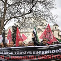 V Turčiji so potekale protiruske (na fotografiji), v Rusiji pa 
protiturške demonstracije.