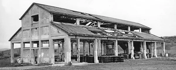 Italijanski vojaški hangar, v katerem so leta 1961 postavili prvi 
stroj in kot prvi pri nas začeli vlivati poliuretansko peno. Skrit 
med drugimi halami hangar stoji še danes, v njem domuje 
družba Termoplasti Plama. 