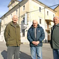  Zadnji trije delavci prve Plame so se po 60 letih ponosno postavili pred prvo stavbo tovarne v Podgradu  (z 
leve): 82-letni Josip Demojzes,   78-letni Jadran Kocjančič in 77-letni Drago Dodič.