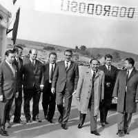 Sodobno Plamo z novim strojem za vlivanje pene in krožno 
žago v 200-metrski proizvodni hali je leta 1970 odprl takratni 
predsednik vlade Socialistične republike Slovenije Stane 
Kavčič (v svetlem plašču v sredini). Levo od njega hodi oče 
Plame Vlado Tuner, tik za njim pa dolgoletni (kasnejši) direktor 
Plame Rudi Šepič iz Podgrada.
