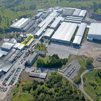 Iz enega italijanskega vojaškega hangarja (označenega z 
rumeno) je  v šestih desetletjih zrasla  industrijska cona, v 
kateri domuje pet podjetij.