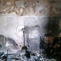 Zaradi kratkega stika je zagorelo  kuhinji, ki jo je ogenj popolnoma uničil.