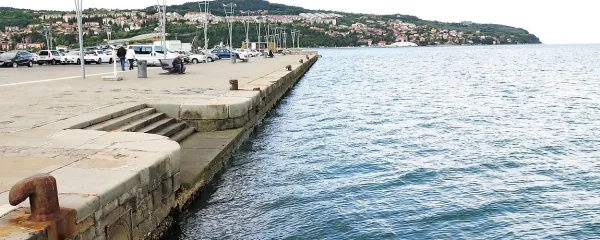 Podoba današnjega zunanjega dela pristanišča v Kopru, kjer 
je leta 1605 prišlo do upora galjotov.
