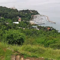 Pogled na obalo nad Grljanom, v zalivu katerega so pred 410 
leti pristali galjoti. V neposredni bližini so dvesto let kasneje 
Habsburžani sezidali Miramarski grad.