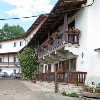 Današnja Oštirjeva kmetija v Vogljah, kjer so se leta 1605 
okrepčali pobegli galjoti.

