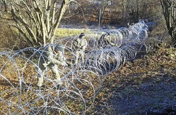 “Ograja v naravi ne bo škodila ljudem. Drugače je z ograjami 
v glavah,” je ob začetkih postavljanja žičnate ograje v 
Jelšanah dejal predsednik KS Jelšane Ivan Ceglar.
