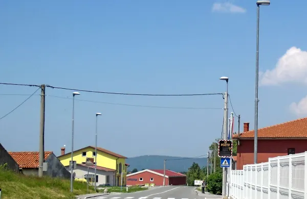 Hrpeljsko-kozinska občina ima zdaj zelo potratno javno 
razsvetljavo, ki porabi   147 kilovatnih ur električne energije na 
občana na leto, po posodobitvi pa bo le še 29 kilovatnih ur na 
občana.    