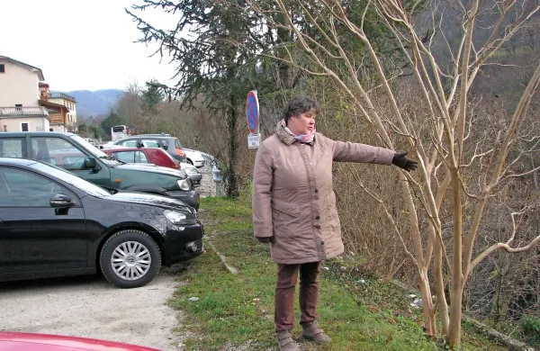 Aleksandra Lisjak kaže na nevarno območje, kjer brez ograje 
lahko človek ali avtomobil zdrsne v kanjon Idrijce. 
