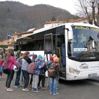 Na nevarnem območju vsak dan na šolske avtobuse čaka 
najmanj 40 otrok.  