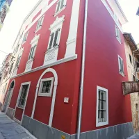 Štiri neprofitna stanovanja so v   Smrekarjevi ulici 51. 