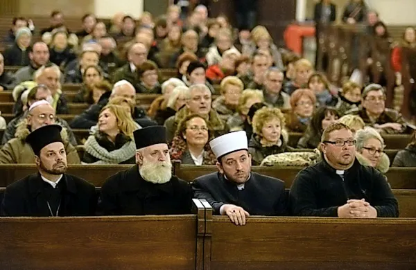 Koprski imam Nevres Mustafić se je minuli četrtek odzval 
povabilu  tržaške sinagoge in se udeležil judovskega  praznika 
luči.