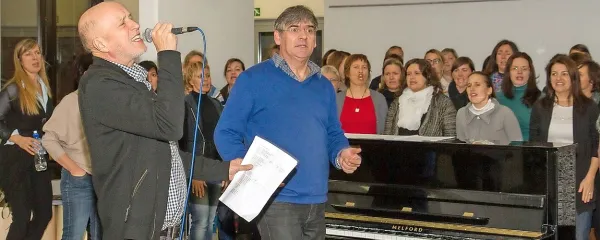 Tudi Vlado Kreslin (levo) se je pevcem, ki jih vodi Radovan Kokošar (v sredini), te dni pridružil na vajah. 