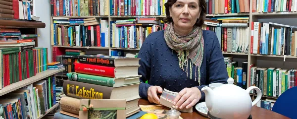Dragica Vrečko je v Bukvarni 1550 v Kopru združila antikvariat in čajnico.
