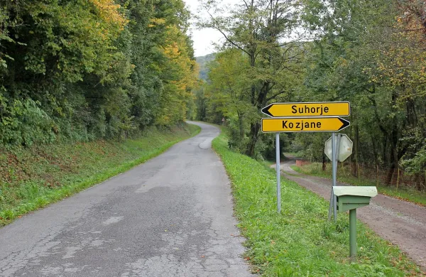 Pivški župan Robert Smrdelj je napovedal, da bo občina v 
dogovoru z vaščani Suhorja v letu 2016 najprej poskrbela za 
ustrezno zaščito nevarne ceste z varnostnimi ograjami, nato 
pa še za obnovo mostu.