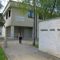 Sten ne bodo izolirali, ker se ne bi izplačalo in ker želijo 
ohraniti tipično podobo z belo opeko. 