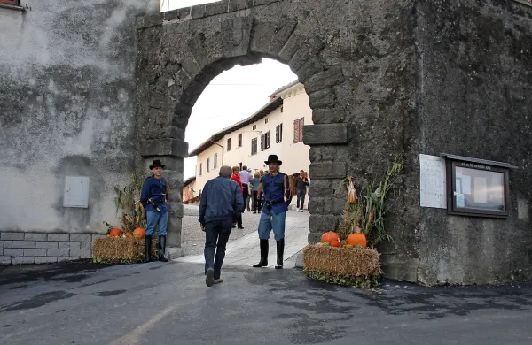 Na novo tlakovane ulice srednjeveškega Vipavskega Križa bi radi v celoti prepustili 
pešcem.