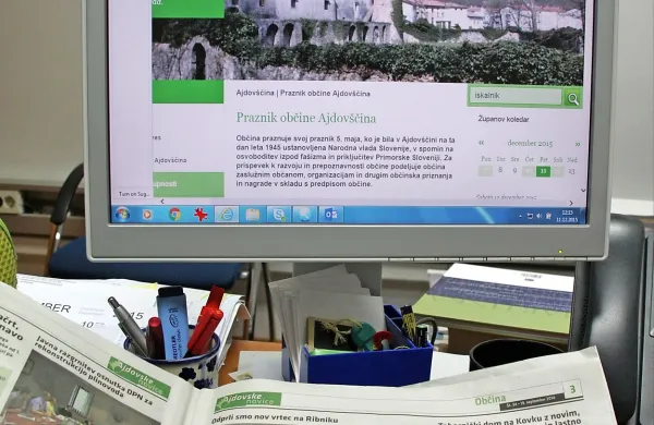 Ajdovske novice se poslavljajo, občina bo okrepila informiranje občanov v spletnih medijih in prek radijskih valov ter  
zakupila osem časopisnih strani v enem od  mesečnih brez-
plačnikov. 