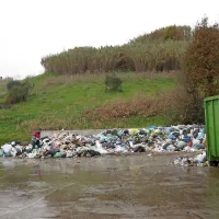 Hrib odpadkov na zaprtem odlagališču v Dragonji je že zdaj poraščen, a nanj morajo namestiti še zaščitno folijo in urediti odvodnjavanje, kar bo v prihodnjih dveh letih stalo skoraj 900.000 evrov. 