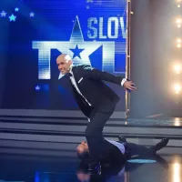 Peter Poles po odru vleče Vida Valiča - voditelja sta odlično 
izpeljala prireditev.