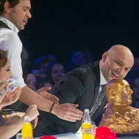 Žirija: Marjetka Vovk, Ana Klašnja, Lado Bizovičar in Branko 
Čakarmiš (z leve), ki mu je Bizovičar podaril posebno 
skulpturo.