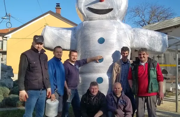 Skupina vaščanov Bača je pred dnevi  sredi vasi postavila 
smreko, družbo pa ji dela velik snežak.