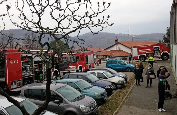 Pouk in počitek na dornberški osnovni šoli je včeraj predčasno končalo pičlih 50 mililitrov bromove tekočine.