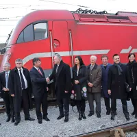 Gašperšič in Szabo (se rokujeta) z delegacijama in predstavniki Slovenskih železnic so se po prihodu z vlakom na 
Srmin odpeljali na ogled koprskega pristanišča.