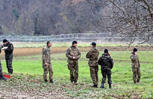 Vrstijo se pozivi predsedniku vlade Miru Cerarju, naj zaščiti 
mejo na civiliziran način, ne pa z bodečo žico.