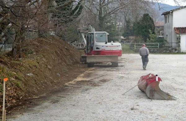 Urejajo  parkiri&scaron;če pri &scaron;oli