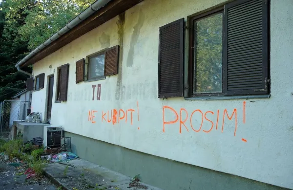 Ruski poslovnež Igor Pakman je septembra na dražbi ministrstva za obrambo ponudil največ za nekdanjo vojaško 
stražnico v Plavjah, a je ostal brez posla, ker je Mestna občina 
Koper uveljavila predkupno pravico.