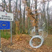 Ograja iz bodeče mreže si je utrla pot samo nekaj sto metrov 
skozi gozd, vendar je grobo zarezala v medsosedske odnose 
in vnesla strah v človeška srca.