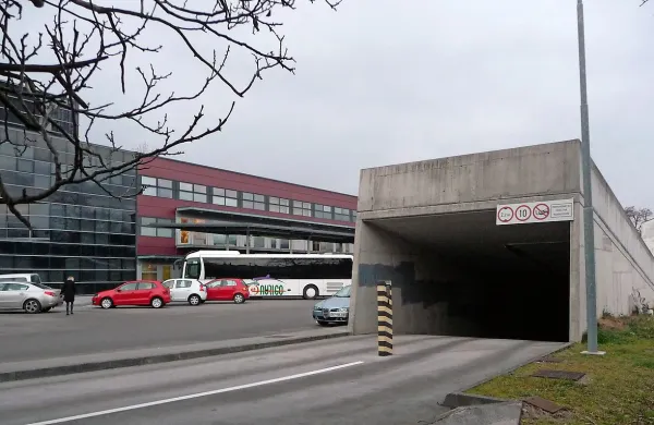 Stečajna upraviteljica Kraškega zidarja bo jutri na dražbi 
prodajala 44 garažnih boksov pod sežansko avtobusno 
postajo. 